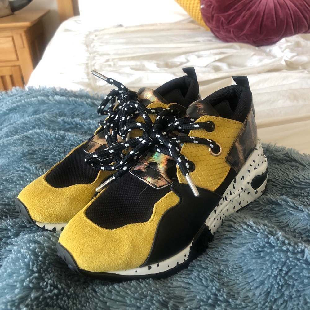 Steve Madden Cliff Animal sneaker size 5.5